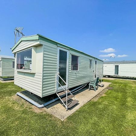 6 Berth Caravan For Hire At Martello Beach Holiday Park In Essex Ref 29017Y Hotel Clacton-on-Sea Buitenkant foto