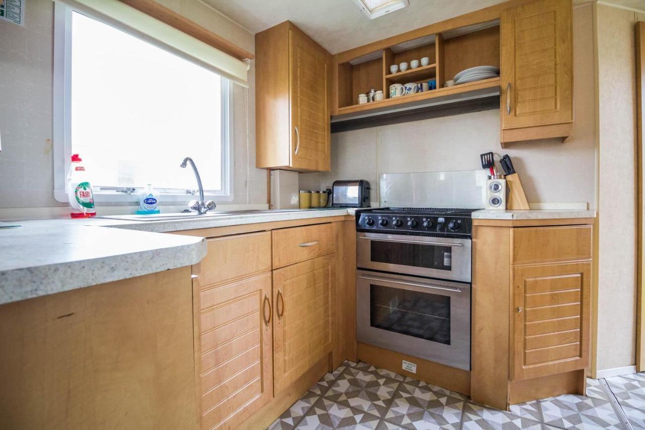 6 Berth Caravan For Hire At Martello Beach Holiday Park In Essex Ref 29017Y Hotel Clacton-on-Sea Buitenkant foto