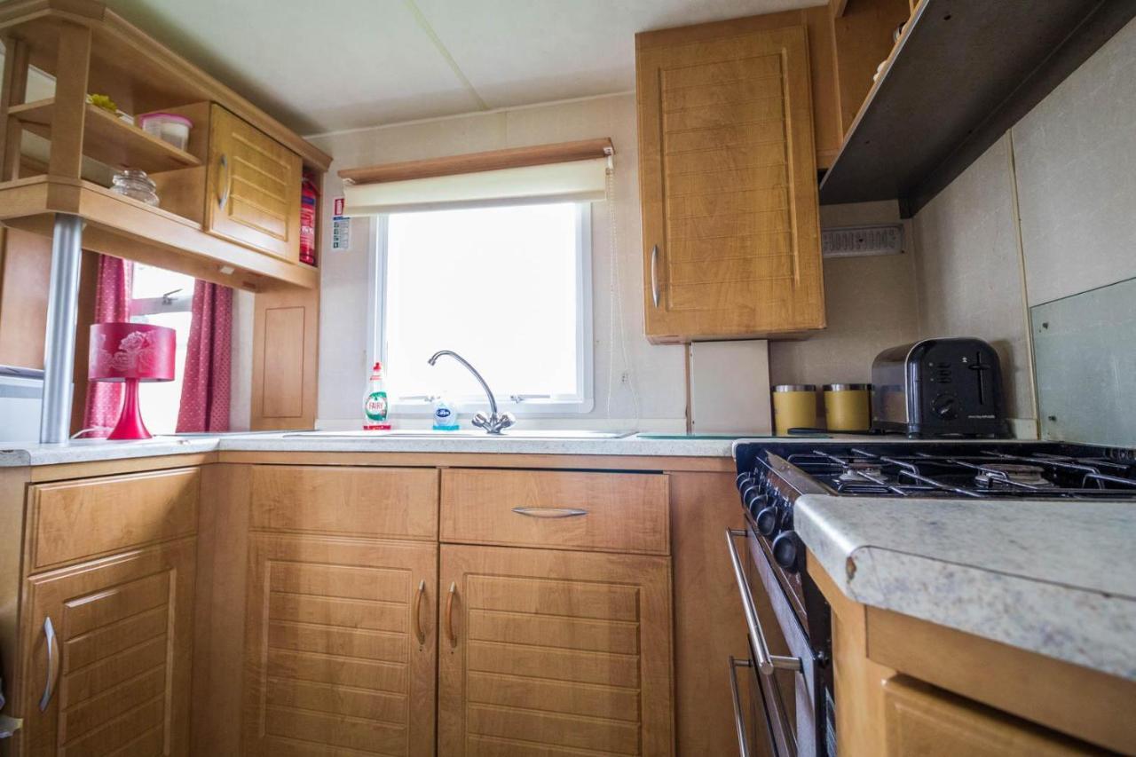 6 Berth Caravan For Hire At Martello Beach Holiday Park In Essex Ref 29017Y Hotel Clacton-on-Sea Buitenkant foto