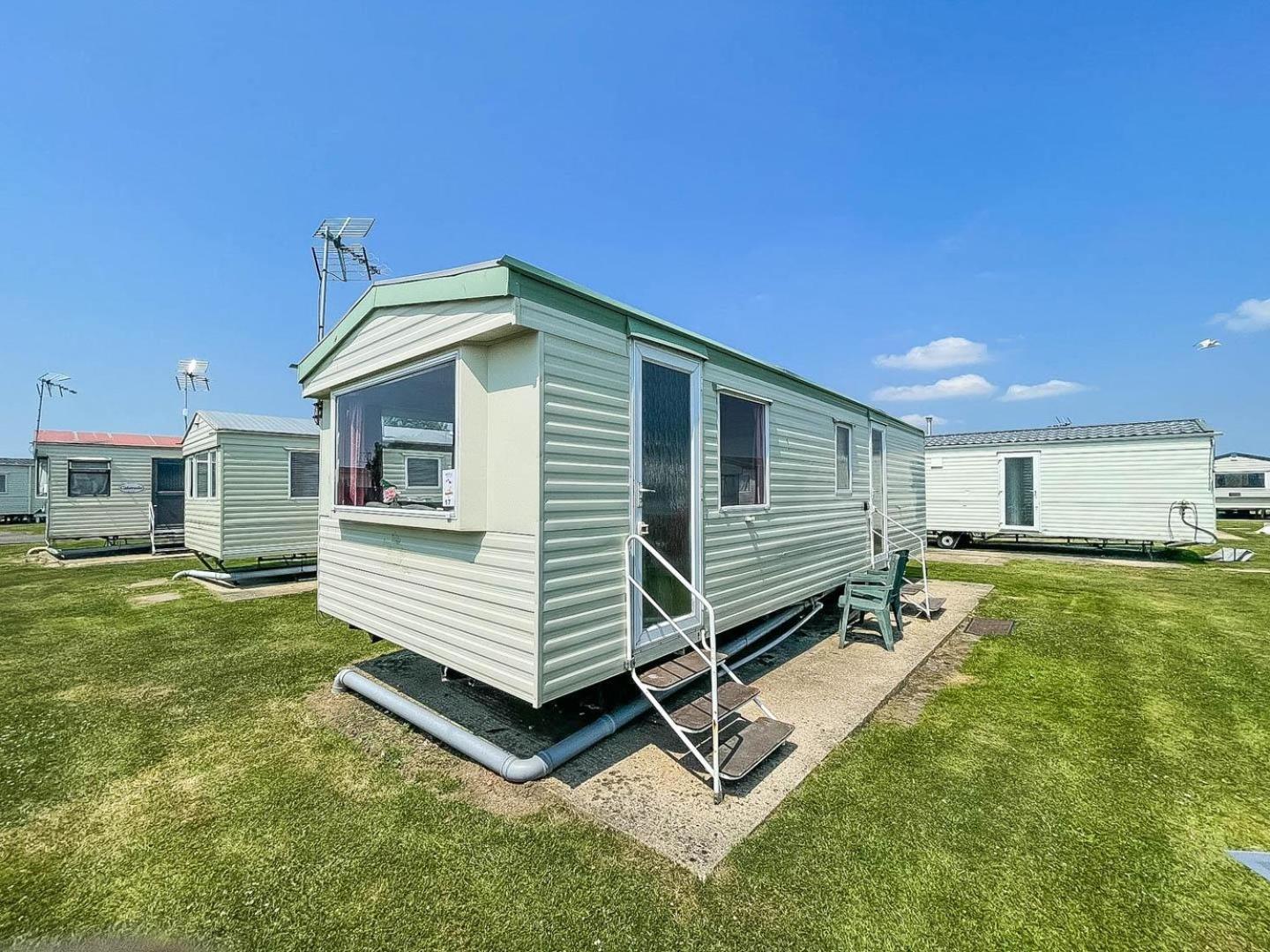 6 Berth Caravan For Hire At Martello Beach Holiday Park In Essex Ref 29017Y Hotel Clacton-on-Sea Buitenkant foto